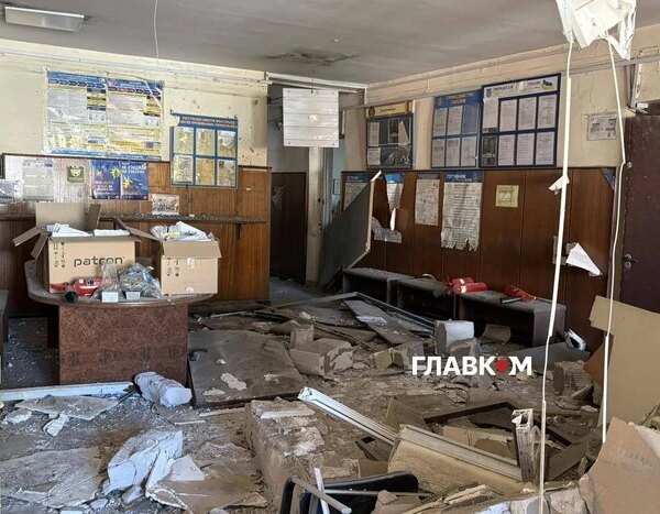 Київ під ударом вночі: пошкоджено пункт оформлення документів біля “Харківської”