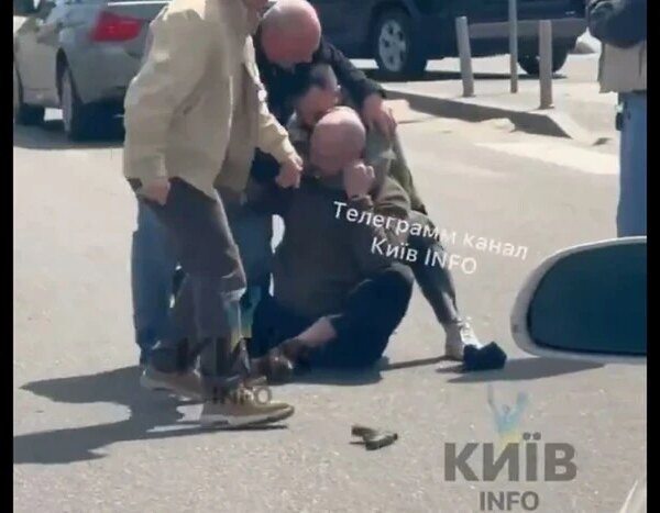 В Києві стрілянина біля торгового центру