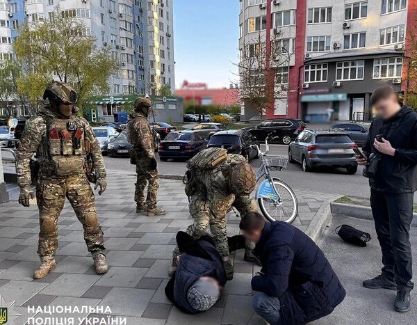 У Києві розкрито велику мережу з легалізації чужинців, серед “замовників” були росіяни (фото)