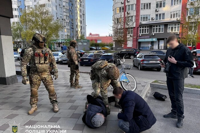 У Києві викрито масштабну схему легалізації іноземців, серед «клієнтів» були росіяни (фото)