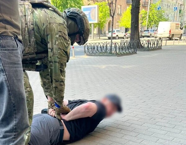 Столичні правоохоронці припинили діяльність міжобласного наркотрафіку кокаїну вартістю 8 мільйонів гривень.