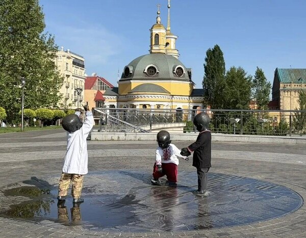 Дітлахи – будівничі Києва одягли вишиті сорочки з різних регіонів України