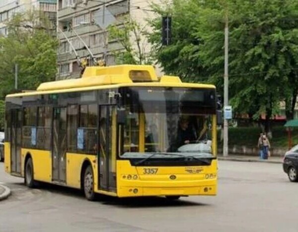 У головному місті перенаправили рух автобусів і тролейбусів, зупинено три трамвайні лінії.