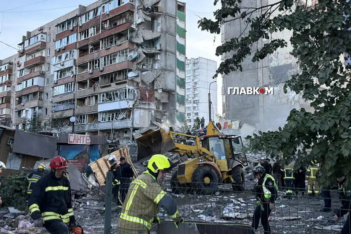 Атака на столицю: рятувальники показали кадри порятунку людини