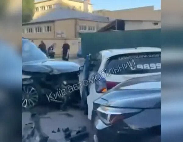 Автопригода з участю правоохоронців трапилась у Дарницькому районі Києва.