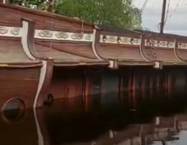Відомий плавучий ресторан Януковича в Межигір’ї затонув (відео).