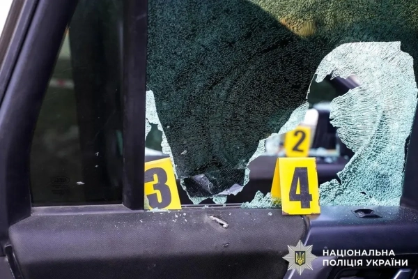 Нападник на ТЦК стріляв у автівку копів