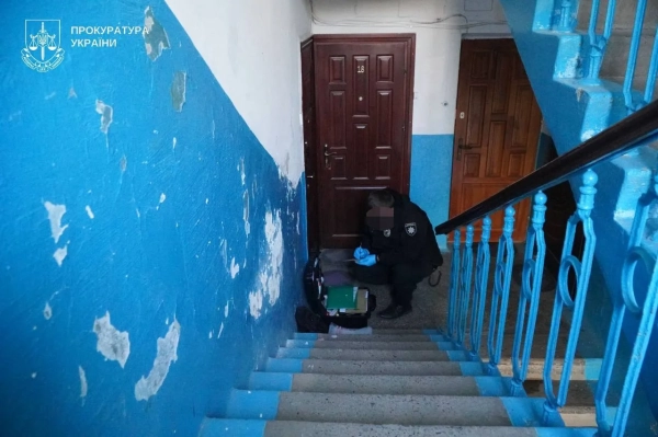 Напад відбувся у під'їзді, де мешкала дівчина