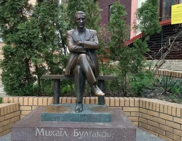 Хто повинен замінити Булгакова? Суперечка в Інтернеті спалахнула через пам’ятник