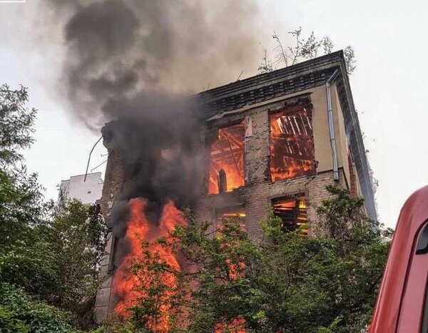 Велика пожежа на Голосіївському проспекті: полум’я охопило три поверхи будинку