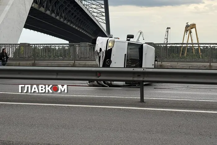 У столиці перекинувся мікроавтобус: де утворилися затори (фото)