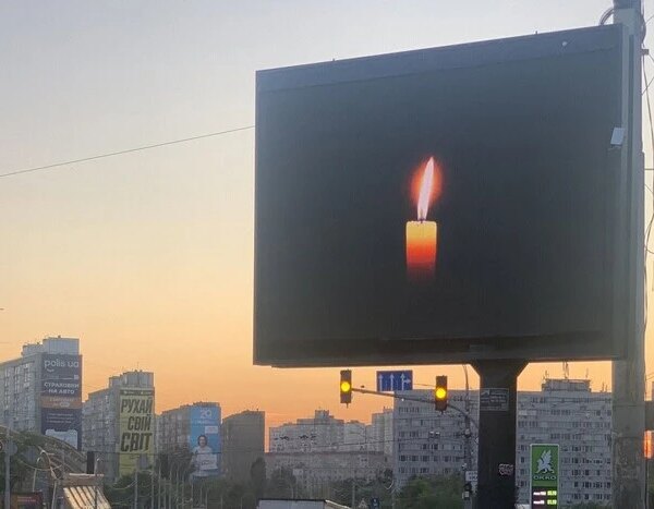 Смертельна аварія на Караваєвих Дачах: біля місця трагедії встановили пам’ятний знак