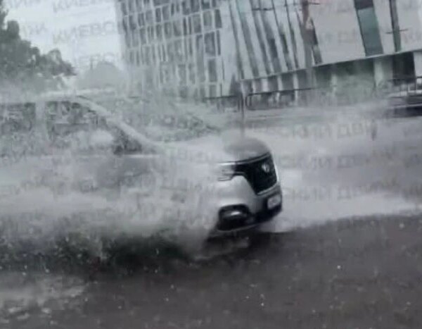 Київ заливає сильною зливою з градом, деякі вулиці затопило (відео)