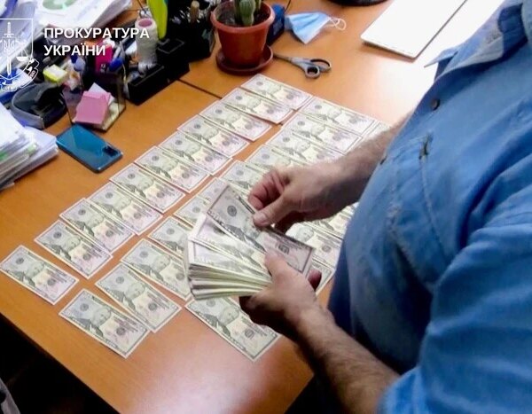 Засуджено двох аферистів, які намагалися продати майже 250 тисяч фальшивих доларів.