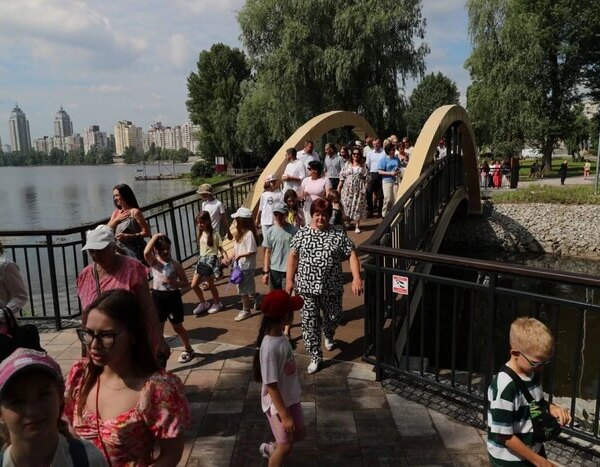 Новий сквер і пішохідний міст відкрилися на Оболоні (фото)
