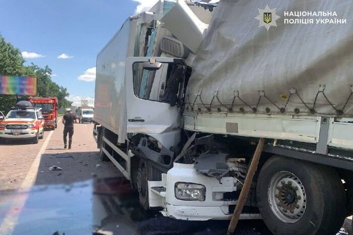 У Києві вантажівка в'їхала у фуру, що зупинилася для ремонту: загинули обидва водії