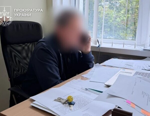 Розкрадання 15 мільйонів у медичному університеті Богомольця. Підозрювана намагалася втекти через вікно.