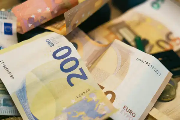 Курс валют: вартість євро та долара в банках та пунктах обміну