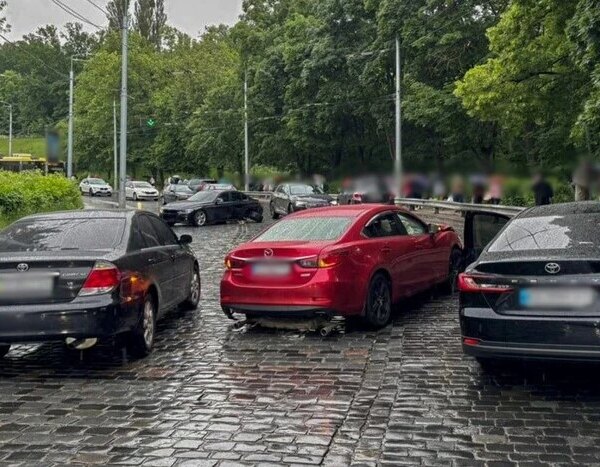 Затор на Подільському узвозі в обидва боки через автопригоду