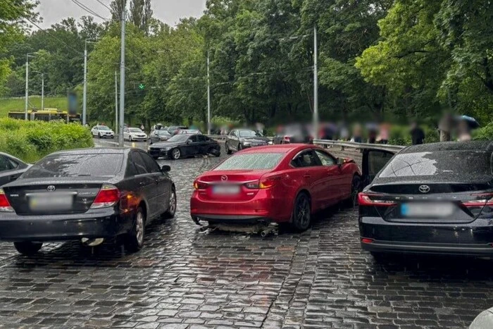 Рух на Подільському узвозі ускладнений в обох напрямках через ДТП