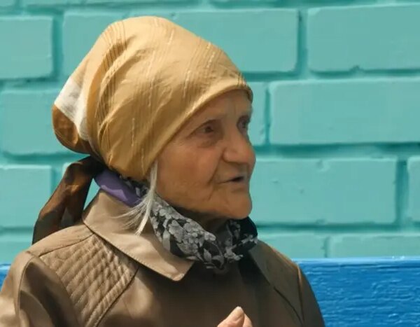 У столиці жінка пенсійного віку протягом десятиліття збирає в оселі мотлох і ночує у передпокої.