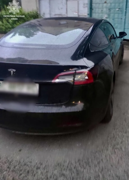 У Києві після конфлікту на дорозі нетверезий чоловік викрав Tesla із заправки