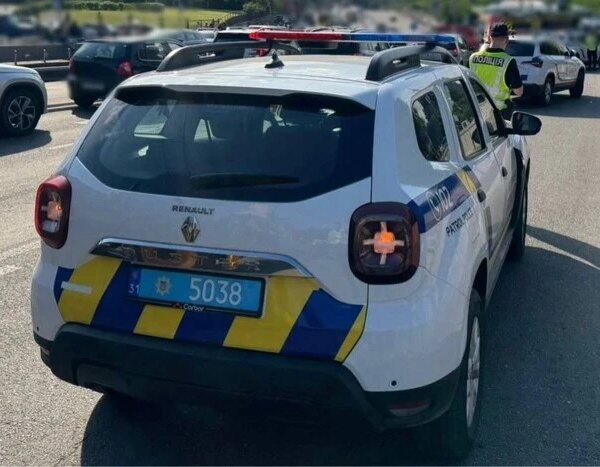 У Києві чоловік бігав двором біля багатоповерхового будинку, стріляючи.
