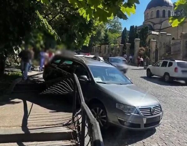Автопригода на Печерську: п’яний кермувальник намагався втекти у зворотному напрямку і врізався у паркан (відео)