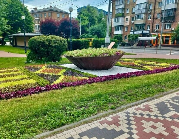 Український борщ на вишитому рушнику: нова квіткова композиція прикрасила київський сквер