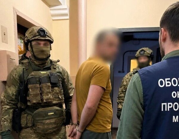 Киянину, який поширював зброю через поштові шафки, висунуто підозру (із зображеннями)