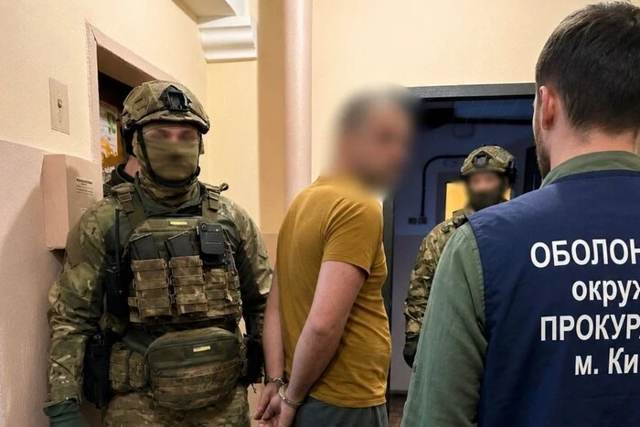 Повідомлено про підозру киянину, який продавав зброю через поштомати (фото)