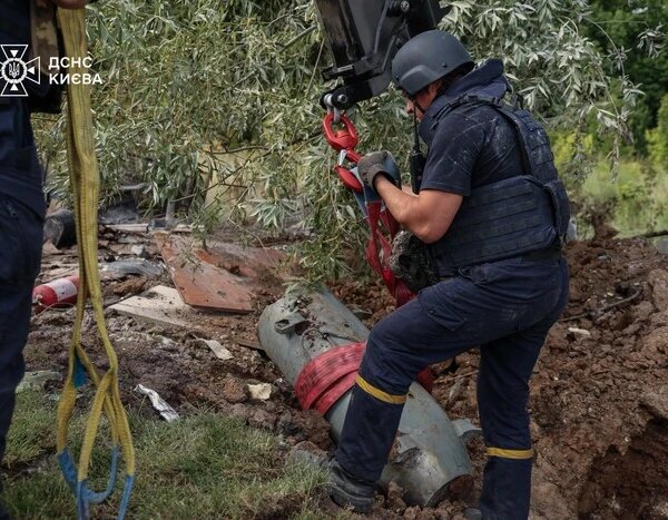 У Голосіївському районі столиці виявлено бойову частину ракети Х-101 (знімки)