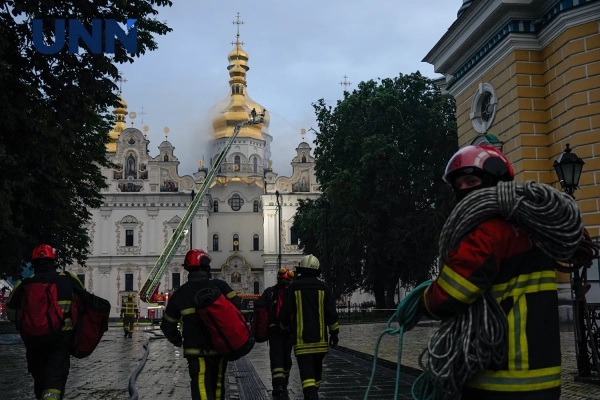 Гасіння пожеж у Києві: Лавра та Арсенал під ударом РФ