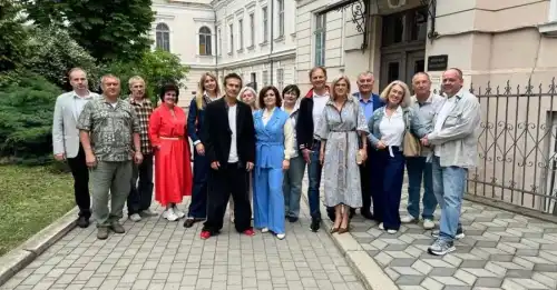 Не бачилися 15 років: Вакарчук зустрівся з однокурсниками у Львові