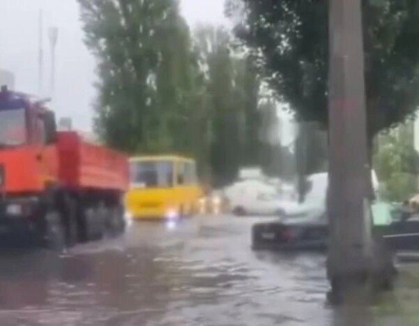 В столиці через сильні дощі вулиця Академіка Кухаря опинилася під водою, що призвело до ускладнень руху (з відеоматеріалом)