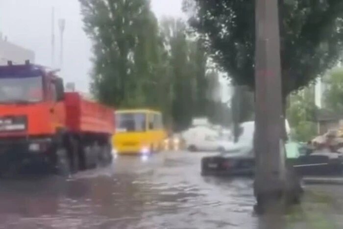 У Києві через зливу затопило вулицю Академіка Кухаря, рух ускладнено (відео)