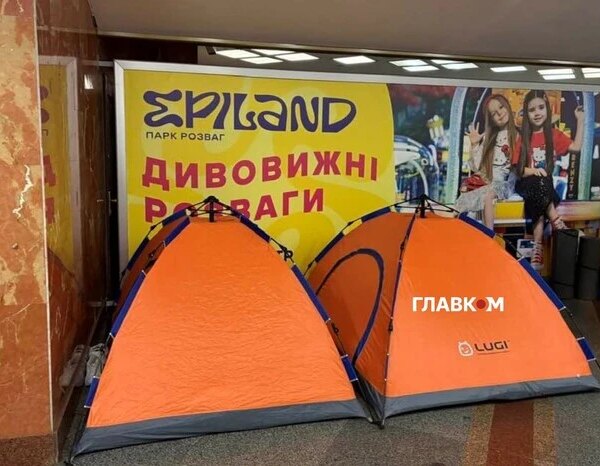 Замість наметів – килимки: метро Києва оновило перелік рекомендованих предметів для укриття