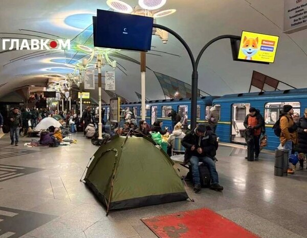 Заборона розбивати намети в метро під час повітряної тривоги: на сайті Київради з’явилася петиція