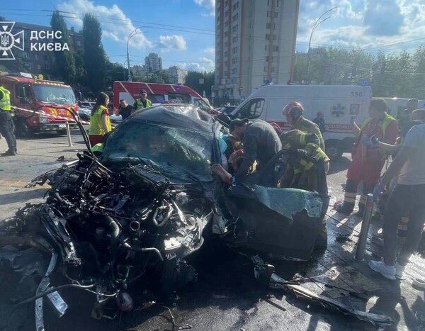 Київ: водій на величезній швидкості врізався у підземний перехід, є жертви.