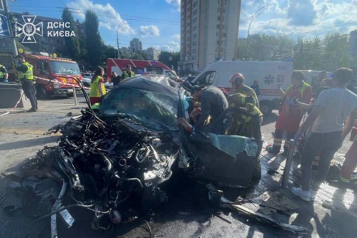Київ: водій на величезній швидкості врізався у підземний перехід, є жертви.