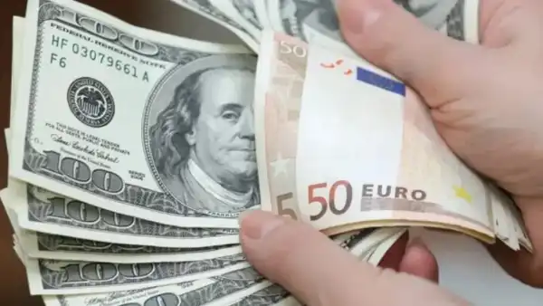 Європейська валюта стає привабливішою для українців, тоді як попит на американську валюту…