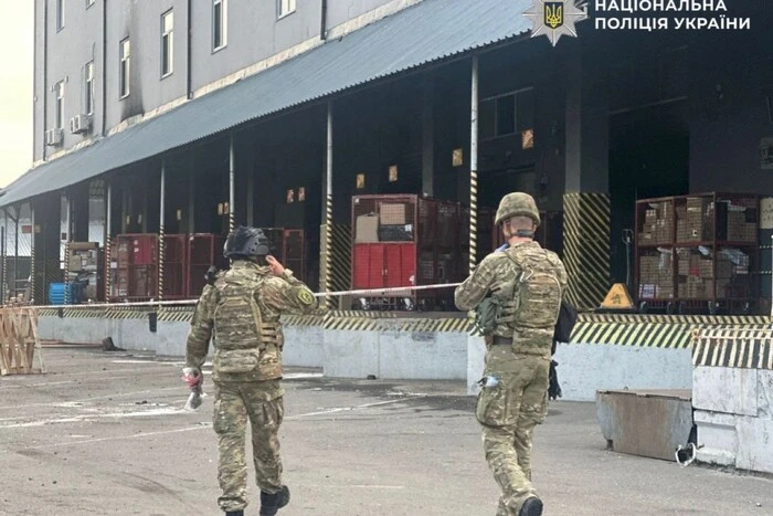Вибух на поштовому терміналі в Оболонському районі: загинув чоловік, двоє поранені