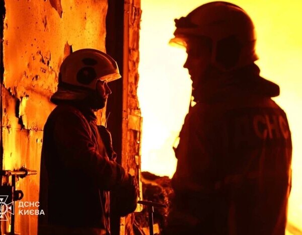 Пожежники загасили вогонь після російського удару по Києву