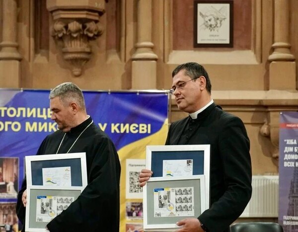 На поштовій марці, випущеній з нагоди 25-річчя візиту Папи Івана Павла II…