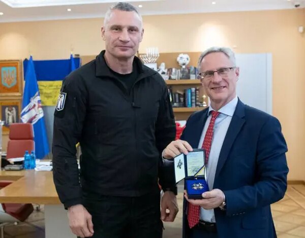 Нагрудний знак «За сприяння обороні Києва» вручено ізраїльському послу