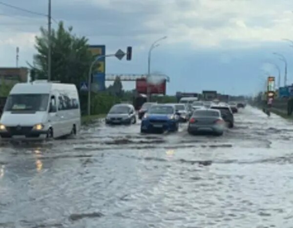 Сильна злива накрила Вінницю та Київ (відео)