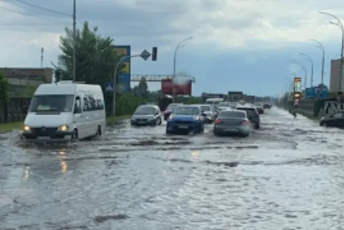 Сильна злива накрила Вінницю та Київ (відео)