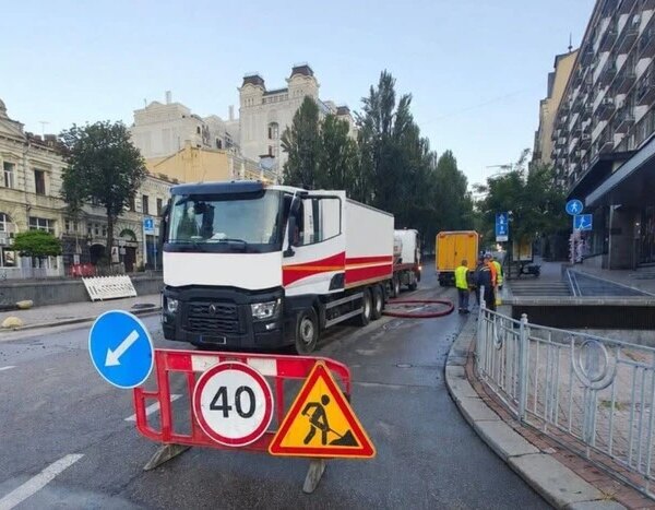 Перекриття руху в центрі столиці через аварії на мережах: де ще діють обмеження