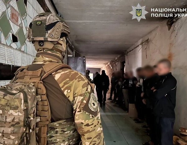 Правоохоронці припинили діяльність групи, яка вербувала людей на залізничному вокзалі столиці, експлуатуючи їх у рабських умовах.