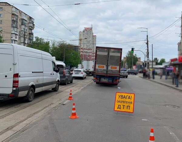 Літня жінка стала жертвою вантажівки в Києві: подробиці події